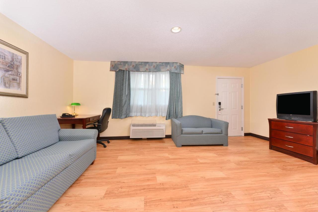 King Suite with Sofa Bed at Tower Inn And Suites Of Guilford - Madison