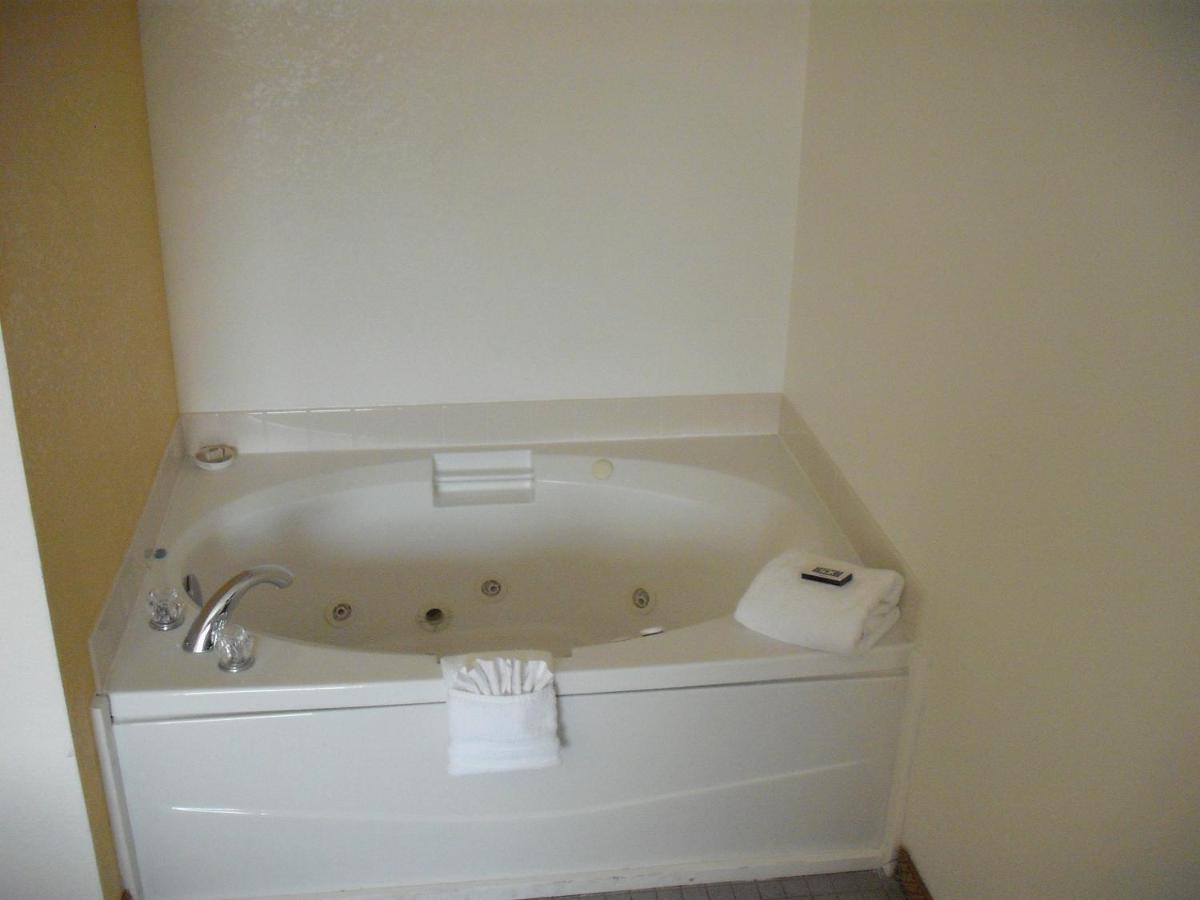 King Suite with Spa Bath at Mountain Inn & Suites