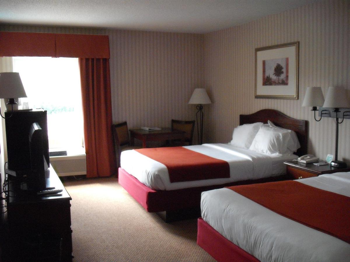 Queen Room with Two Queen Beds and Mountain View - Non Smoking at Mountain Inn & Suites