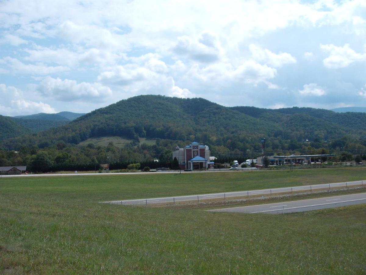 King Room with Mountain View - Non smoking at Mountain Inn & Suites