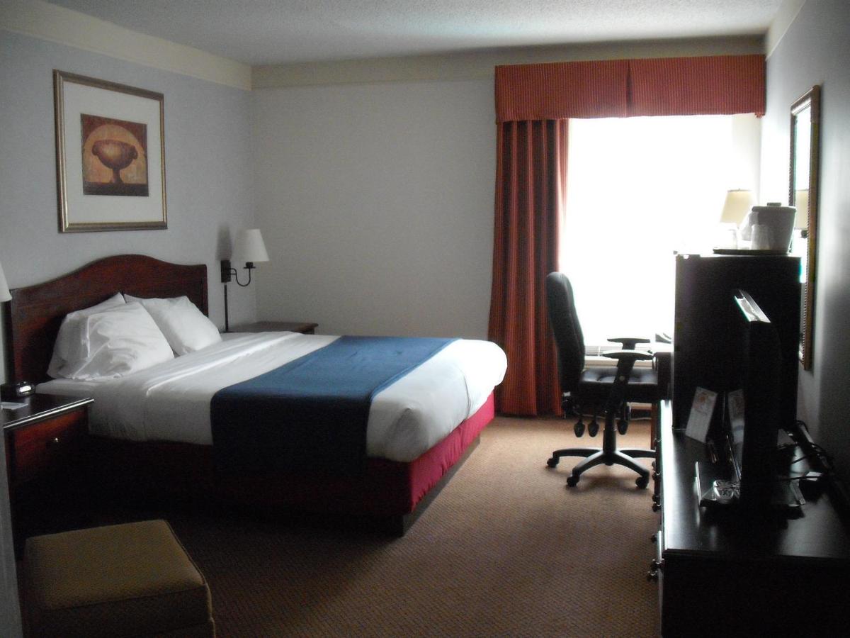 King Suite with Spa Bath at Mountain Inn & Suites