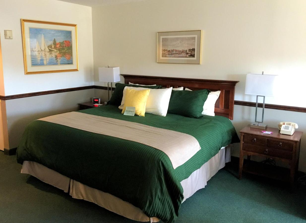King Room with Balcony at Camden Riverhouse Hotel