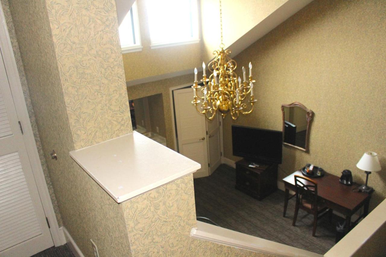 | Roberts Riverwalk Urban Resort Hotel