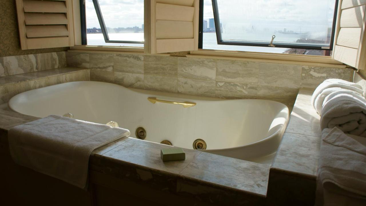 | Roberts Riverwalk Urban Resort Hotel