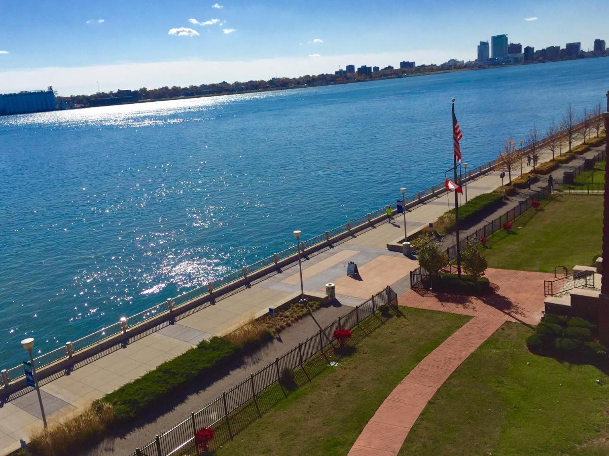 | Roberts Riverwalk Urban Resort Hotel