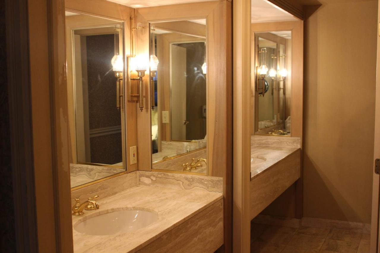 | Roberts Riverwalk Urban Resort Hotel