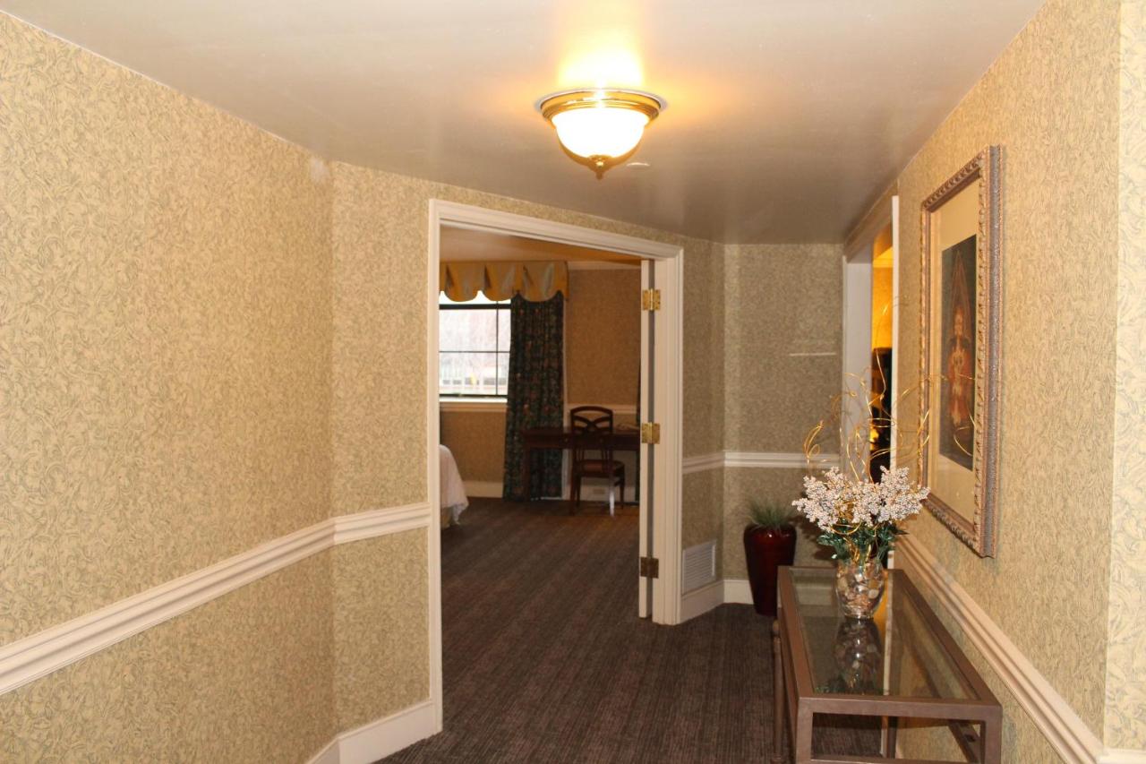 Presidential Suite at Roberts Riverwalk Urban Resort Hotel