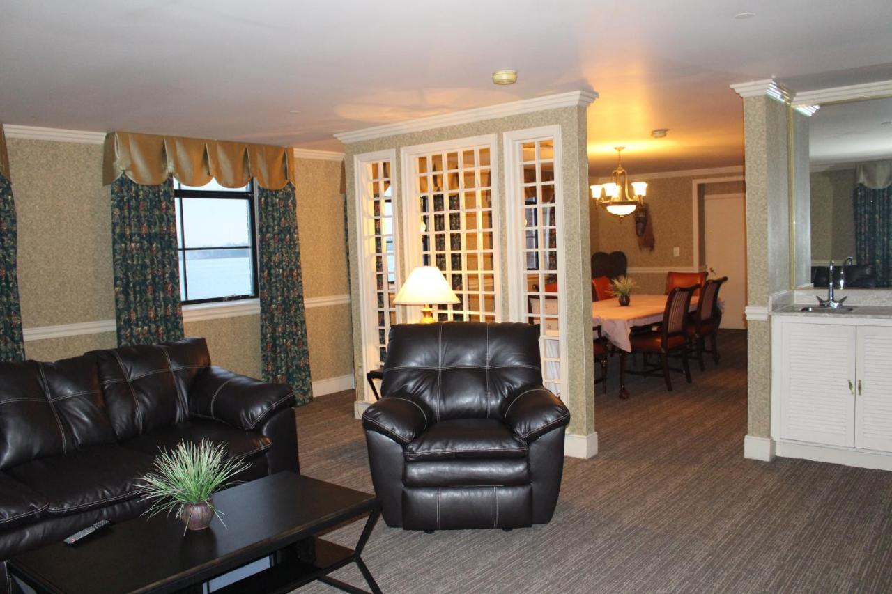| Roberts Riverwalk Urban Resort Hotel