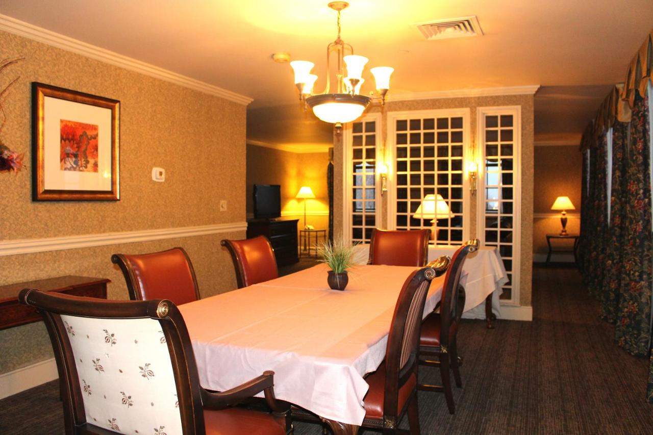 Presidential Suite at Roberts Riverwalk Urban Resort Hotel
