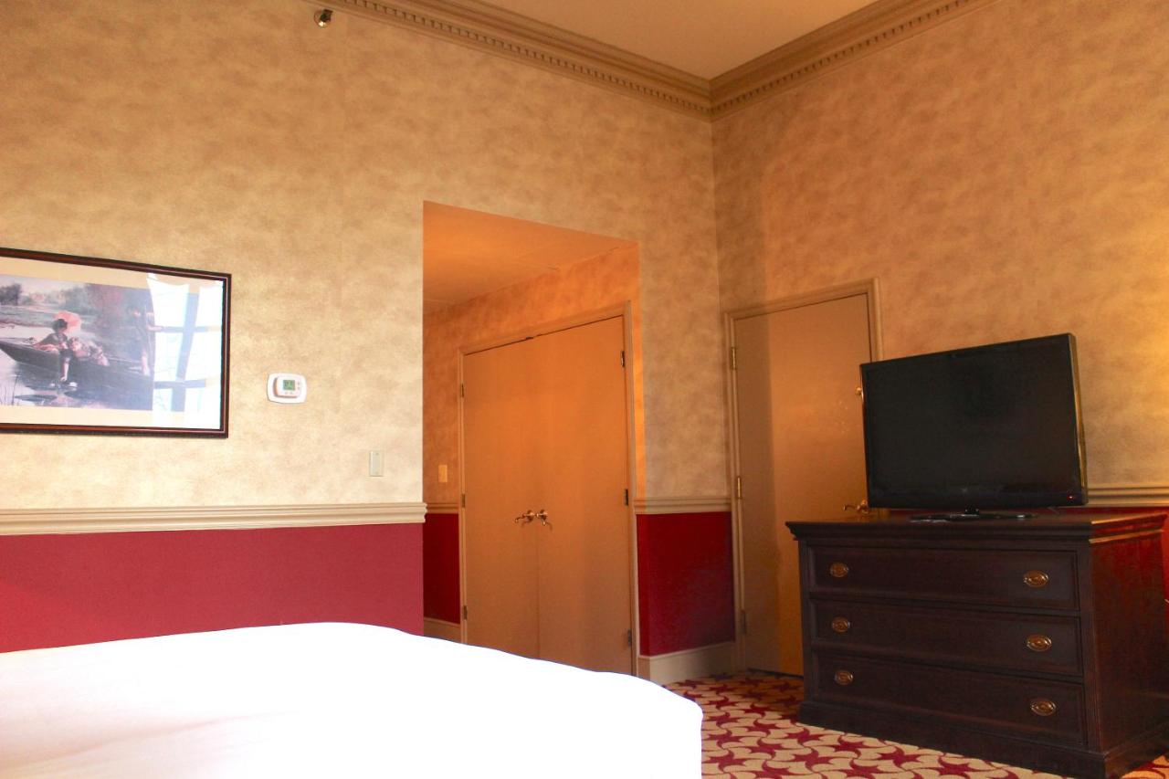 Queen Room at Roberts Riverwalk Urban Resort Hotel