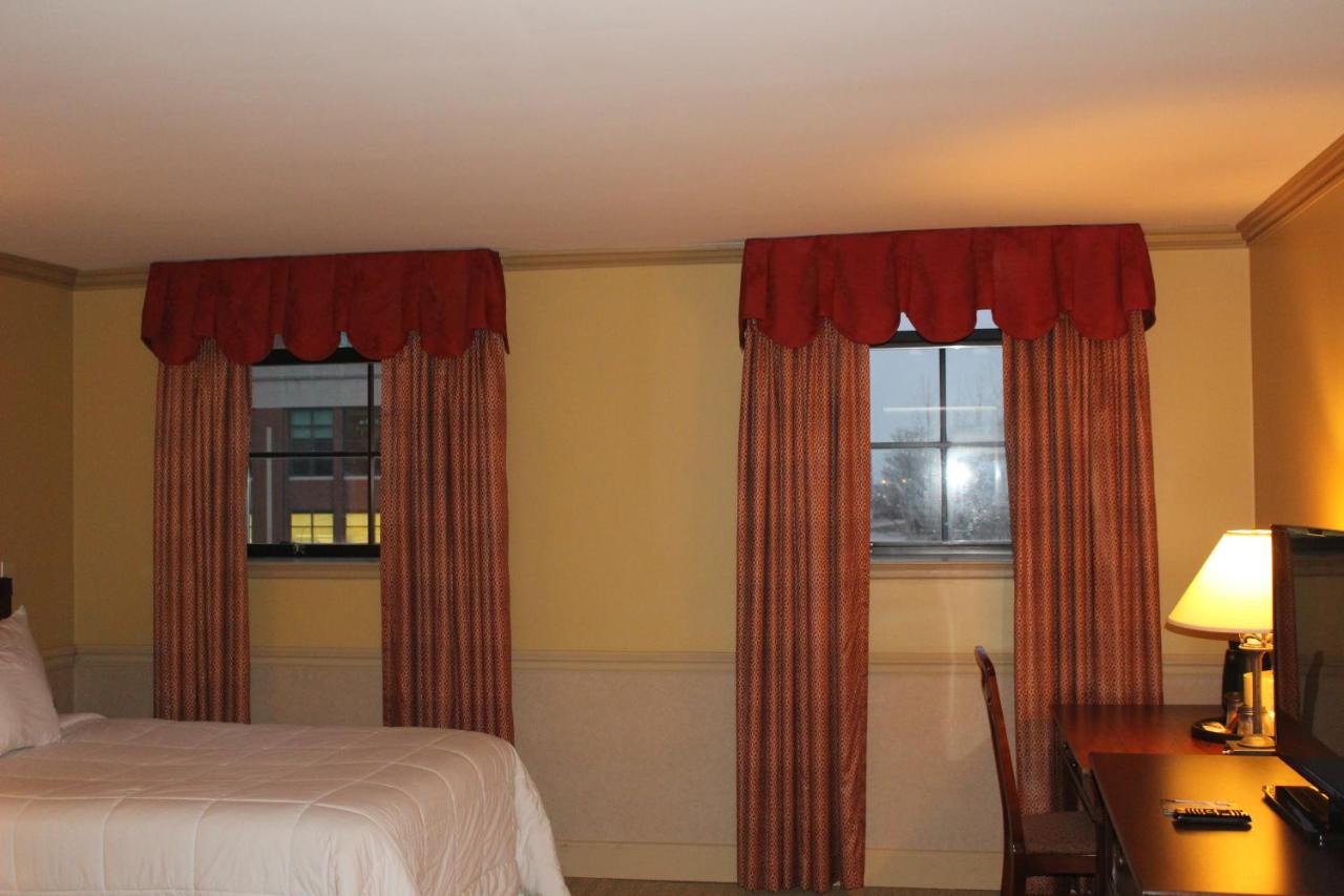 Queen Room with Two Queen Beds at Roberts Riverwalk Urban Resort Hotel
