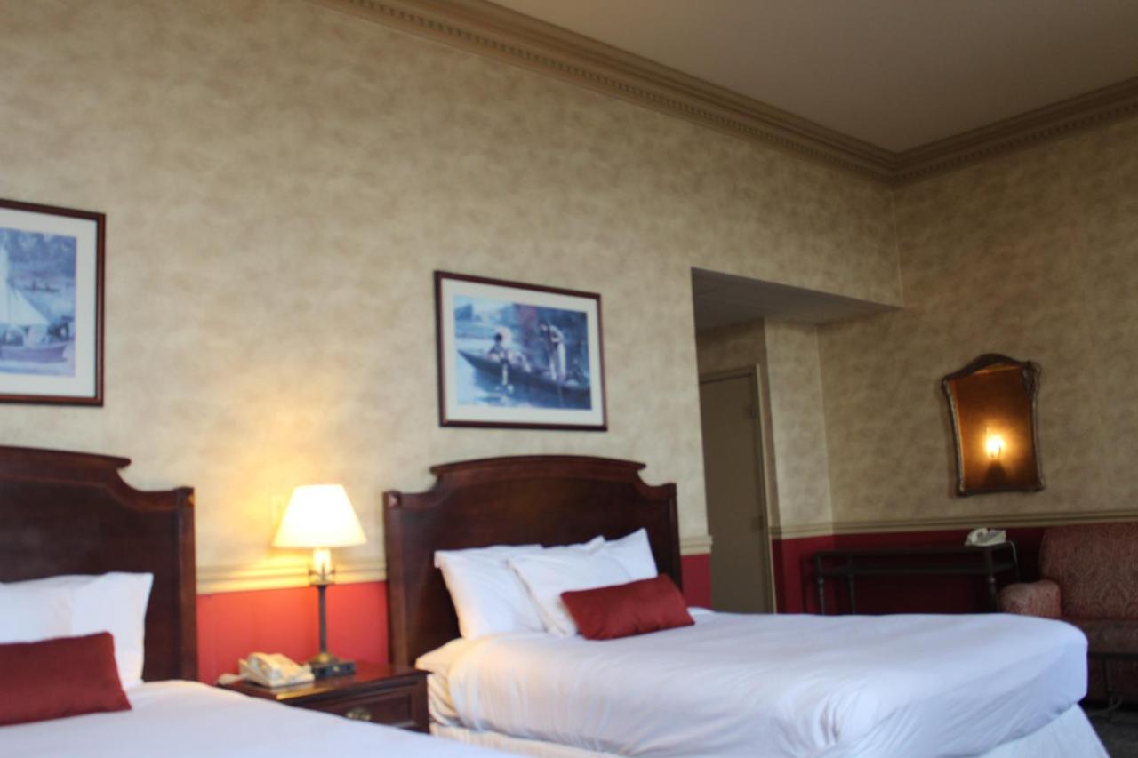 Queen Room with Two Queen Beds - River View at Roberts Riverwalk Urban Resort Hotel