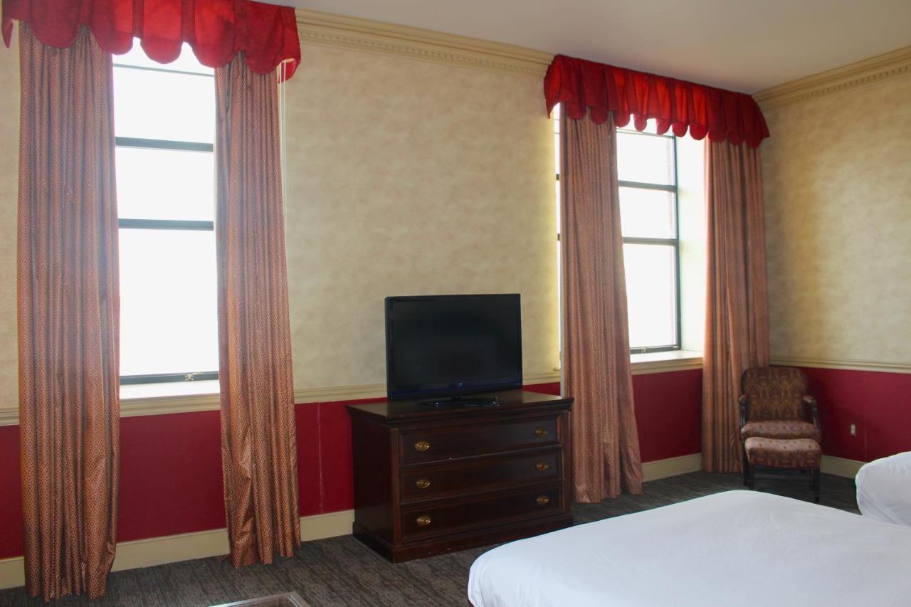 Queen Room with Two Queen Beds - River View at Roberts Riverwalk Urban Resort Hotel