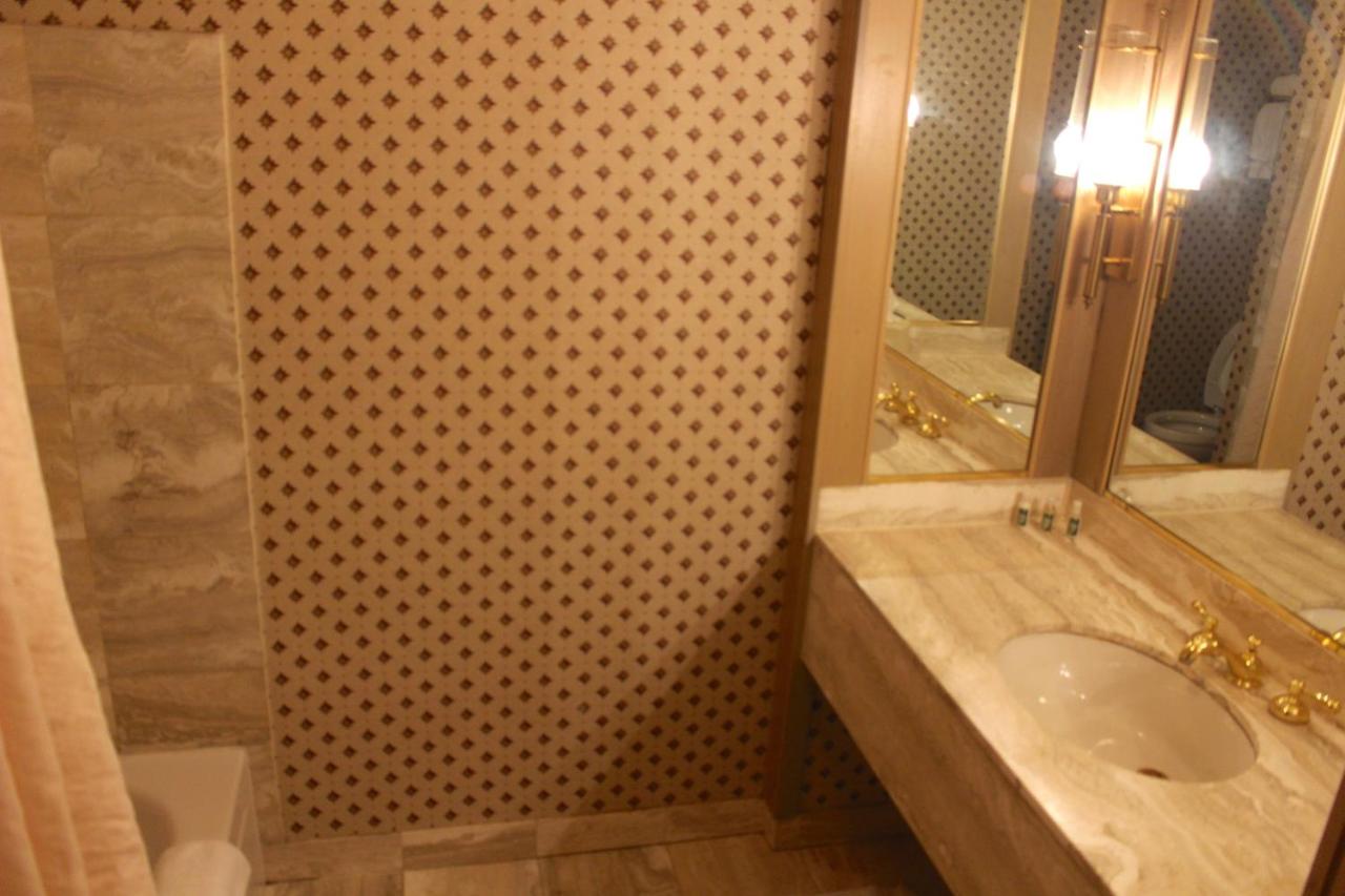 Queen Room with Two Queen Beds at Roberts Riverwalk Urban Resort Hotel