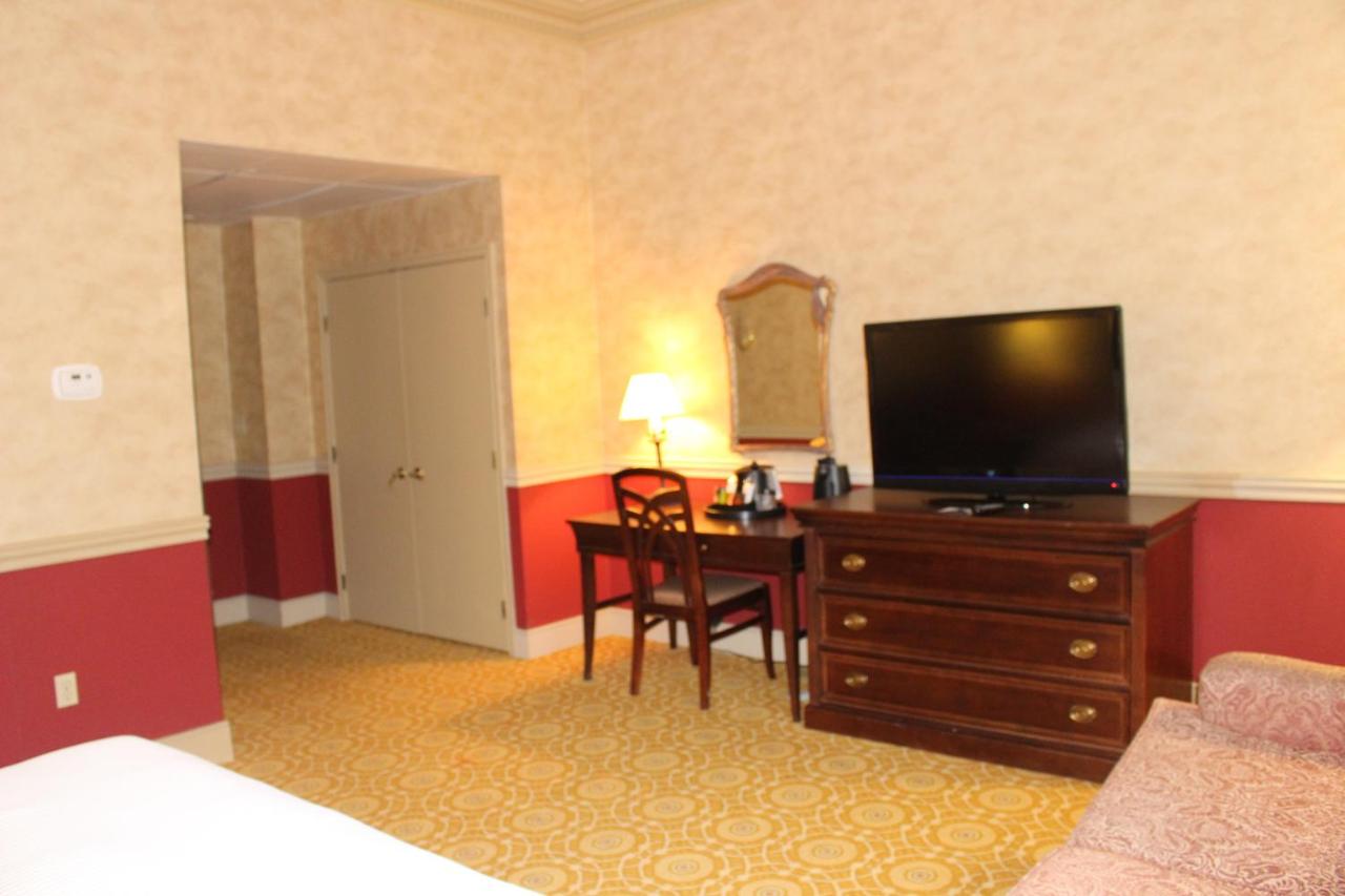 Deluxe King Room with Sofa Bed at Roberts Riverwalk Urban Resort Hotel