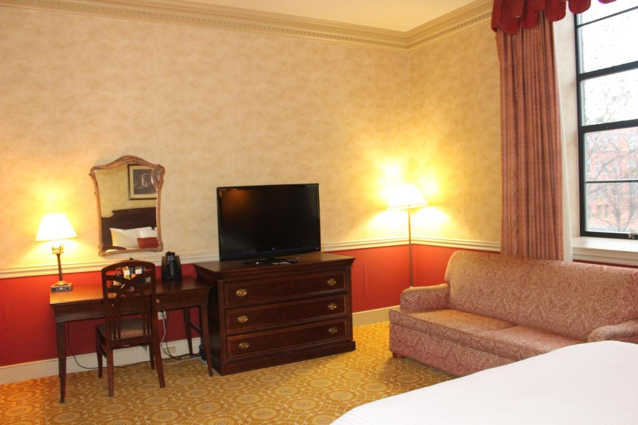 Deluxe King Room with Sofa Bed at Roberts Riverwalk Urban Resort Hotel