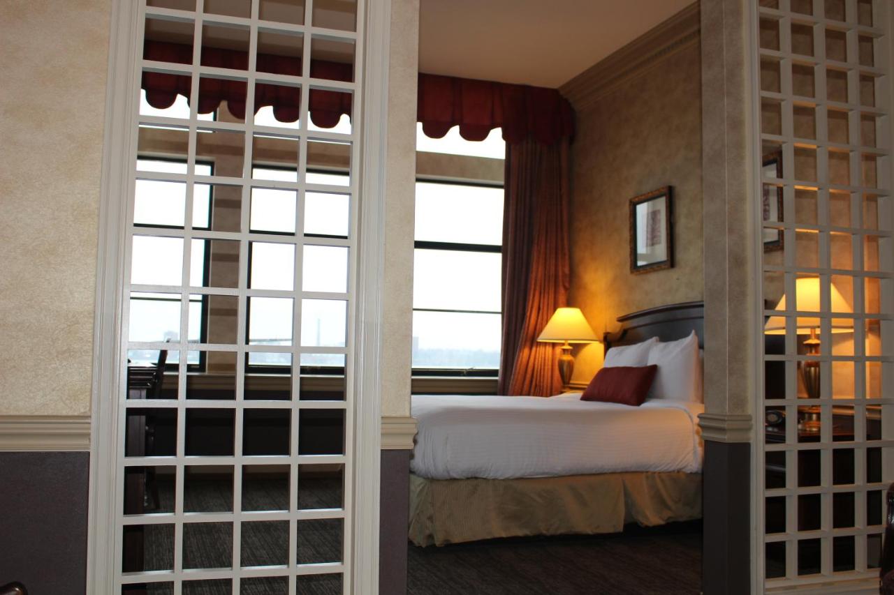 | Roberts Riverwalk Urban Resort Hotel