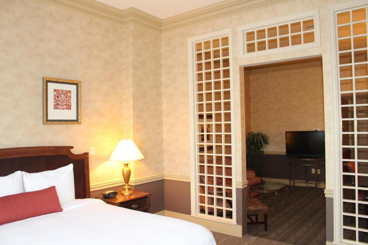King Suite with Sofa Bed at Roberts Riverwalk Urban Resort Hotel