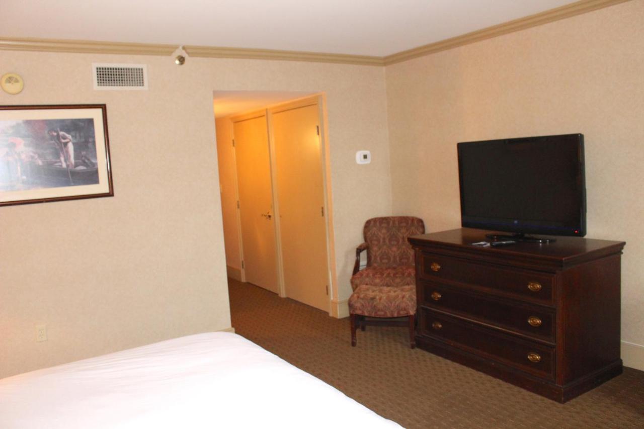 King Room at Roberts Riverwalk Urban Resort Hotel