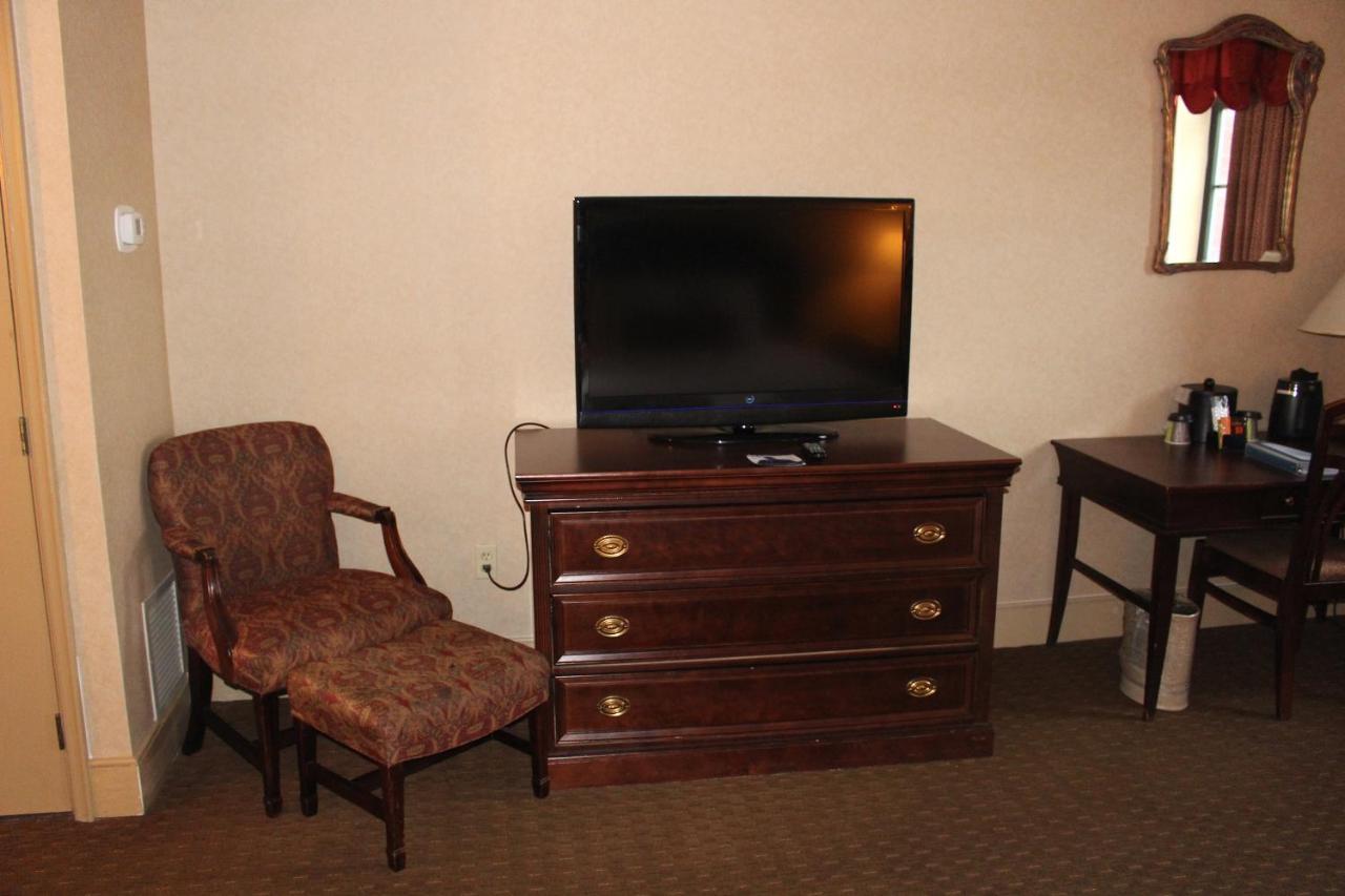 King Room at Roberts Riverwalk Urban Resort Hotel