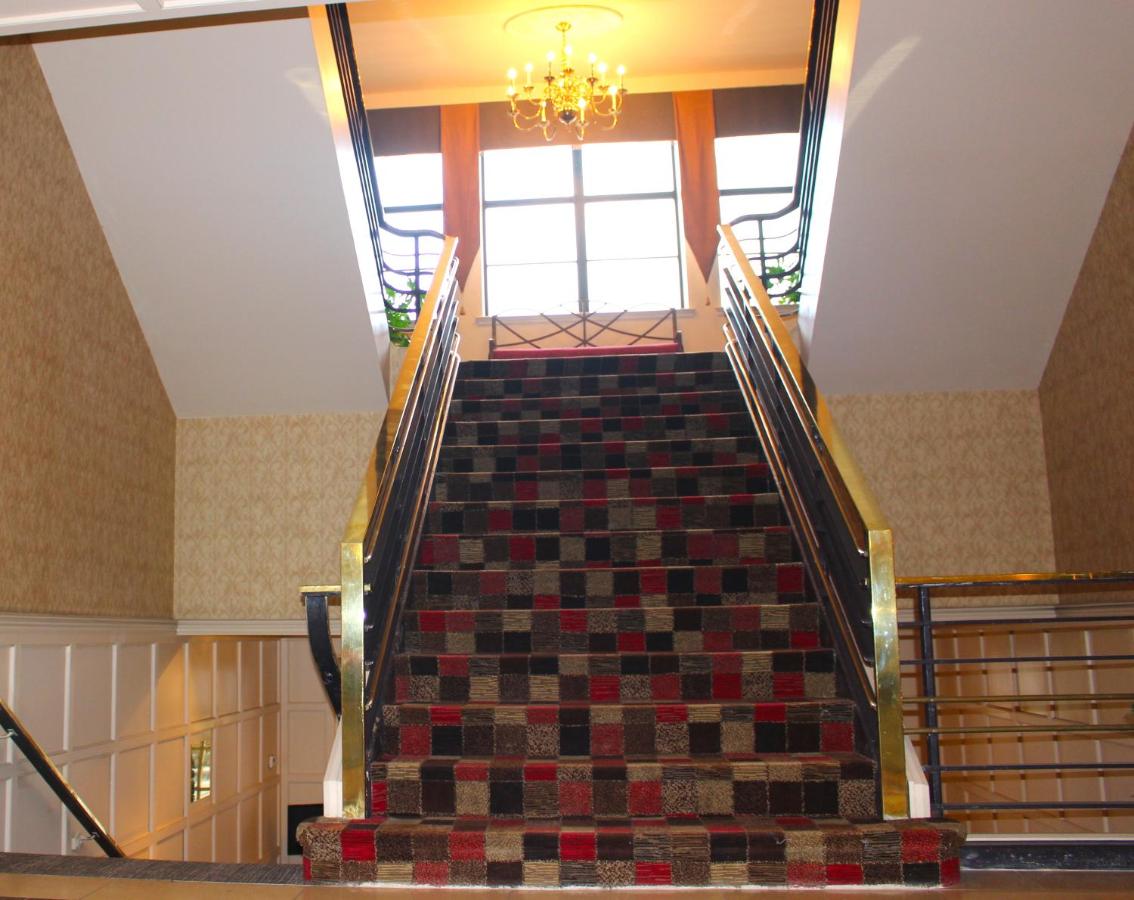 | Roberts Riverwalk Urban Resort Hotel