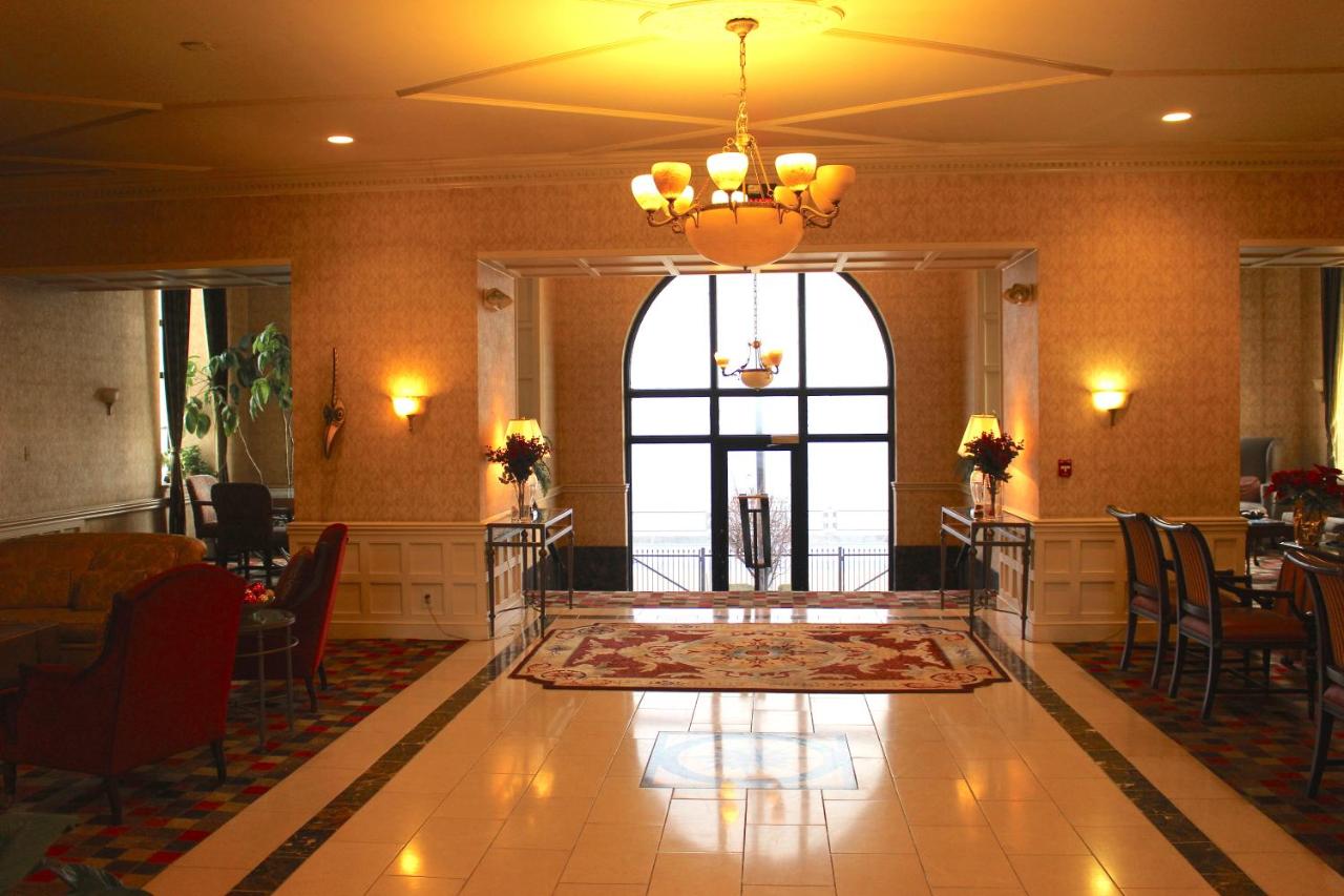 | Roberts Riverwalk Urban Resort Hotel