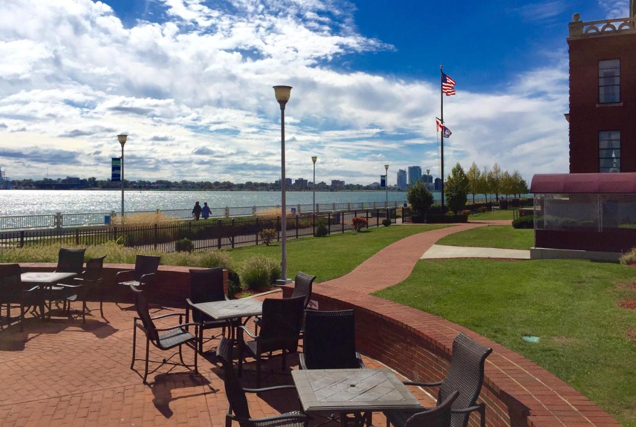 | Roberts Riverwalk Urban Resort Hotel