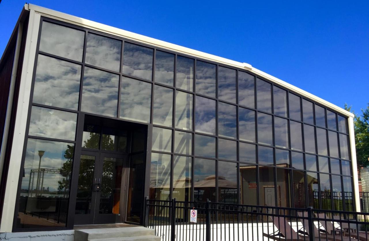 | Roberts Riverwalk Urban Resort Hotel