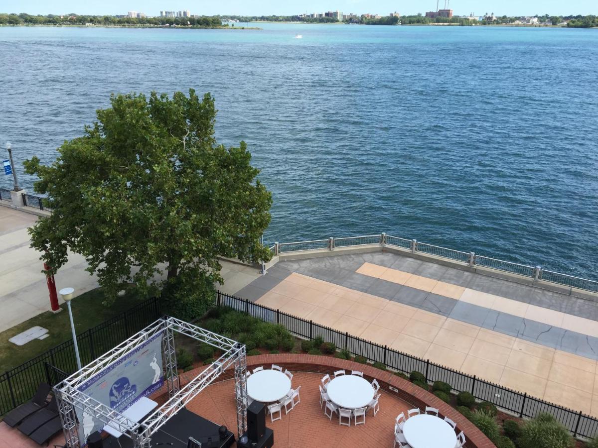 | Roberts Riverwalk Urban Resort Hotel