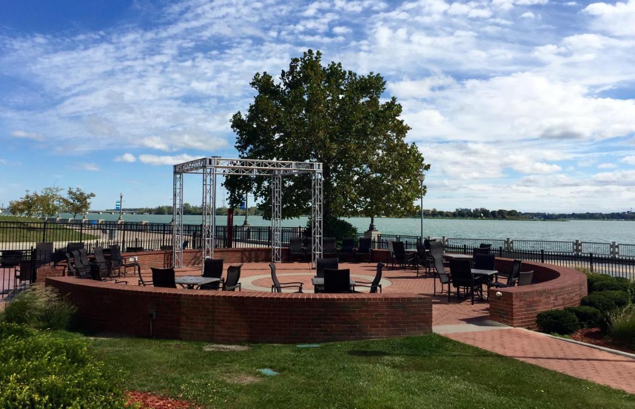 | Roberts Riverwalk Urban Resort Hotel