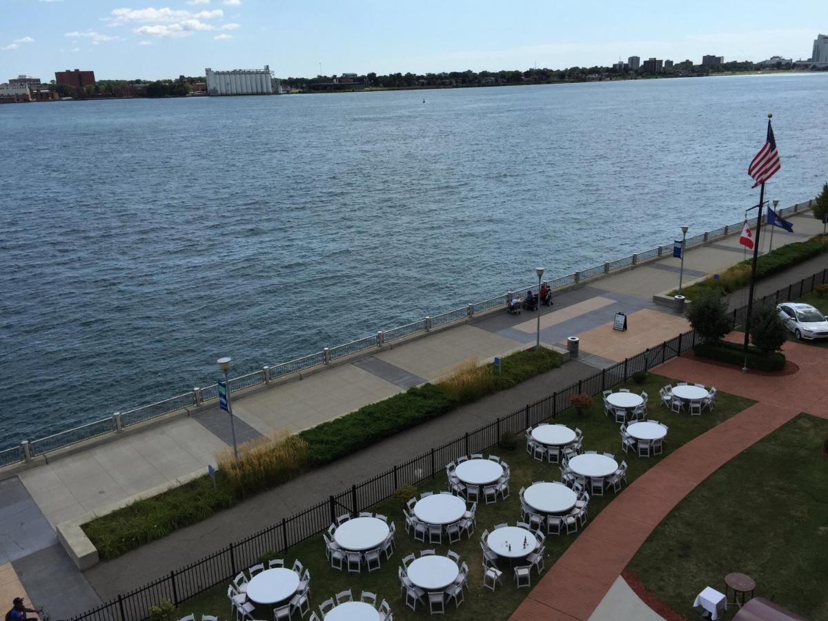 | Roberts Riverwalk Urban Resort Hotel