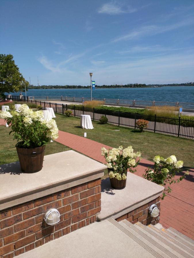 | Roberts Riverwalk Urban Resort Hotel