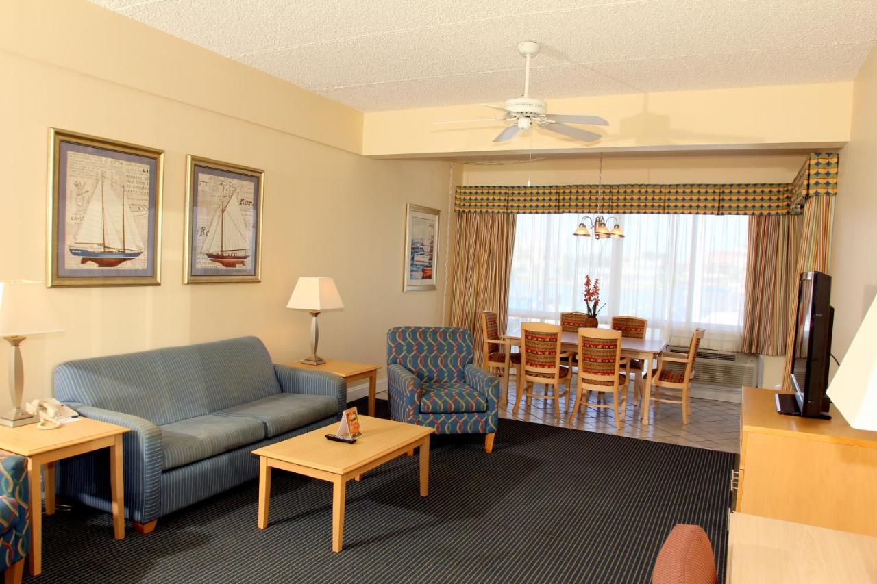 Queen Suite with Bay View at Chart House Suites on Clearwater Bay