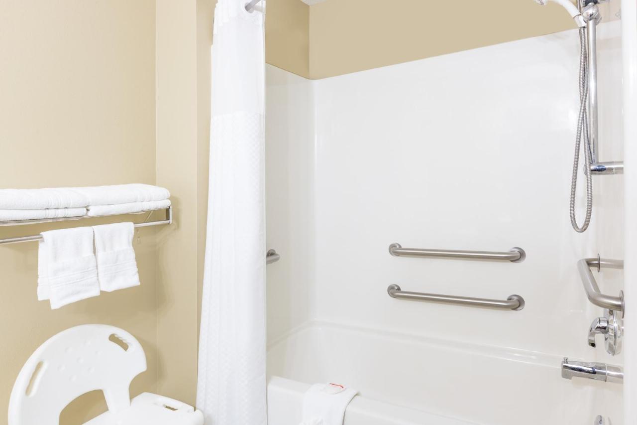 Queen Room - Mobility Access/Non-Smoking at Super 8 by Wyndham Sioux Falls