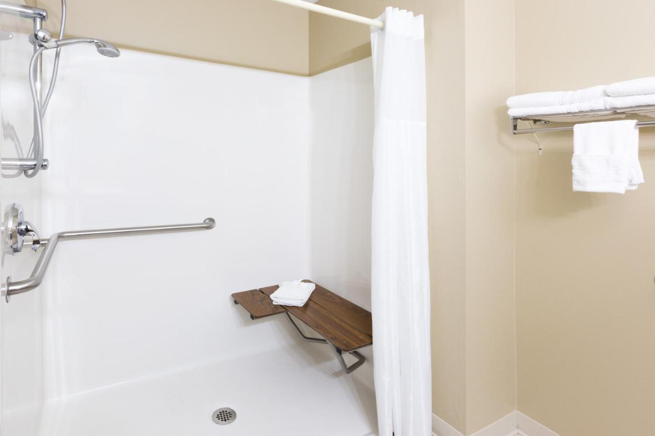 Queen Room - Mobility Access/Non-Smoking at Super 8 by Wyndham Sioux Falls
