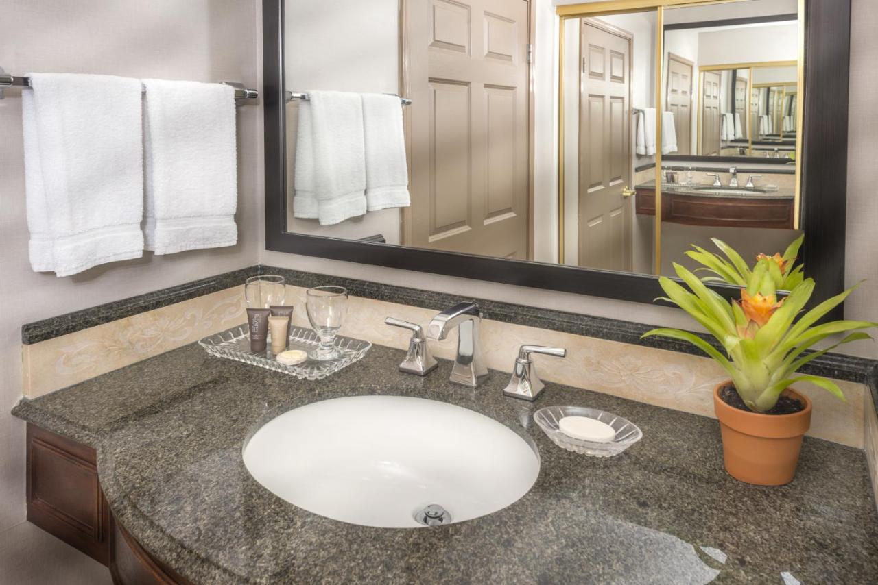 Deluxe Corner King Room at Ayres Hotel Laguna Woods - Aliso Viejo