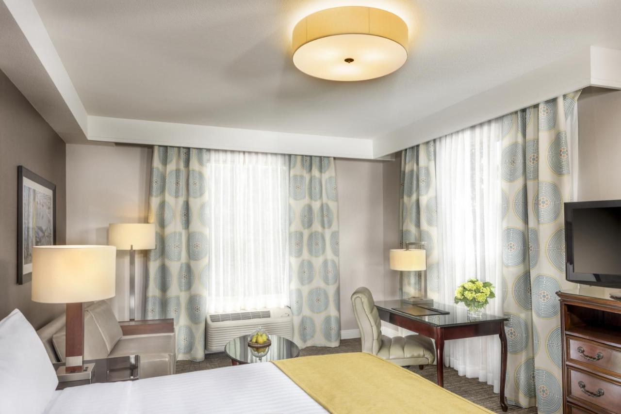 Deluxe Corner King Room at Ayres Hotel Laguna Woods - Aliso Viejo