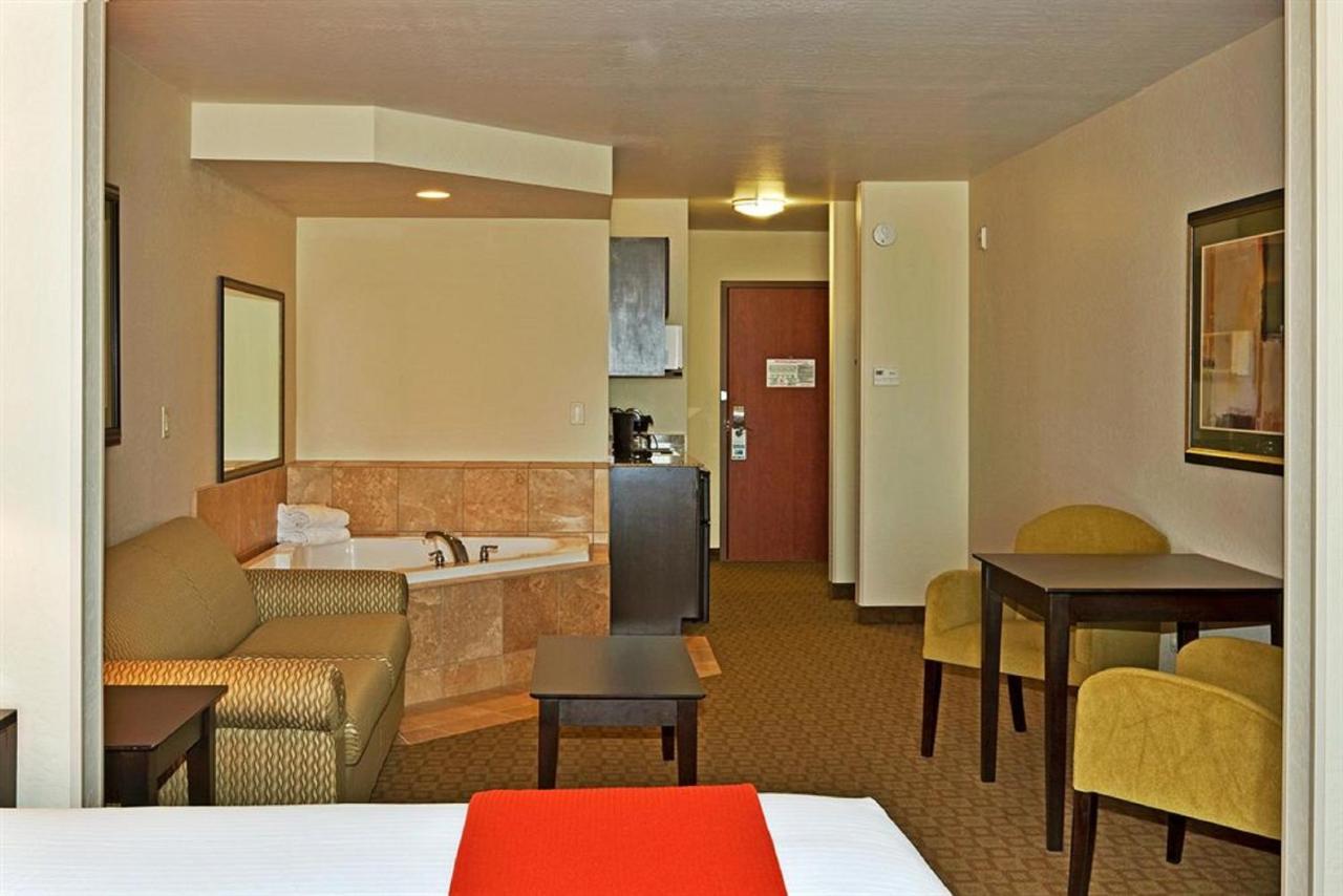 King Suite with Whirlpool at GreenTree Inn & Suites Florence