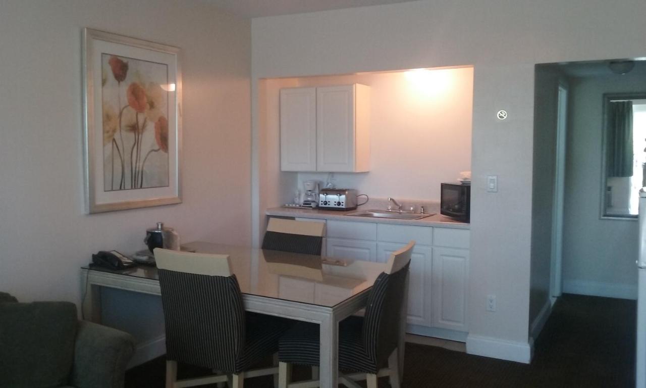 Two-Bedroom Suite - Free Parking at Beach Place Hotel