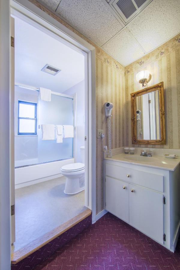 Deluxe Queen Room at Historic Cary House Hotel