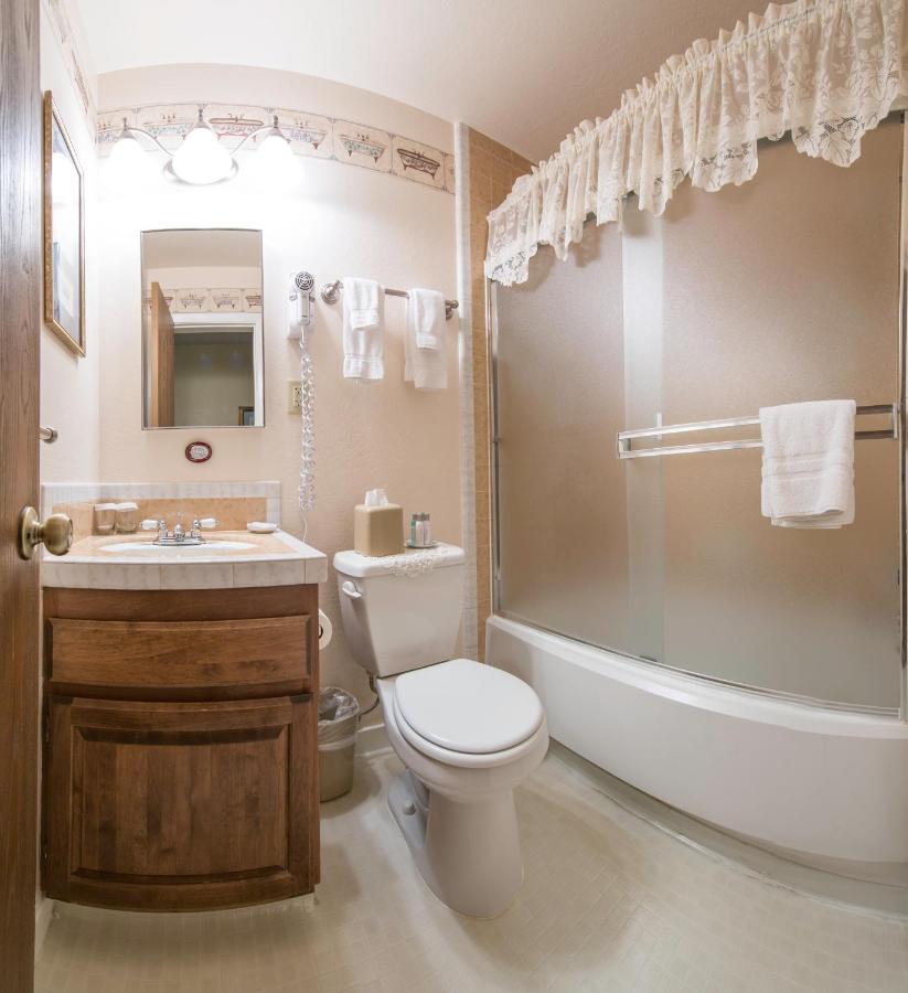 Deluxe King Room at Historic Cary House Hotel