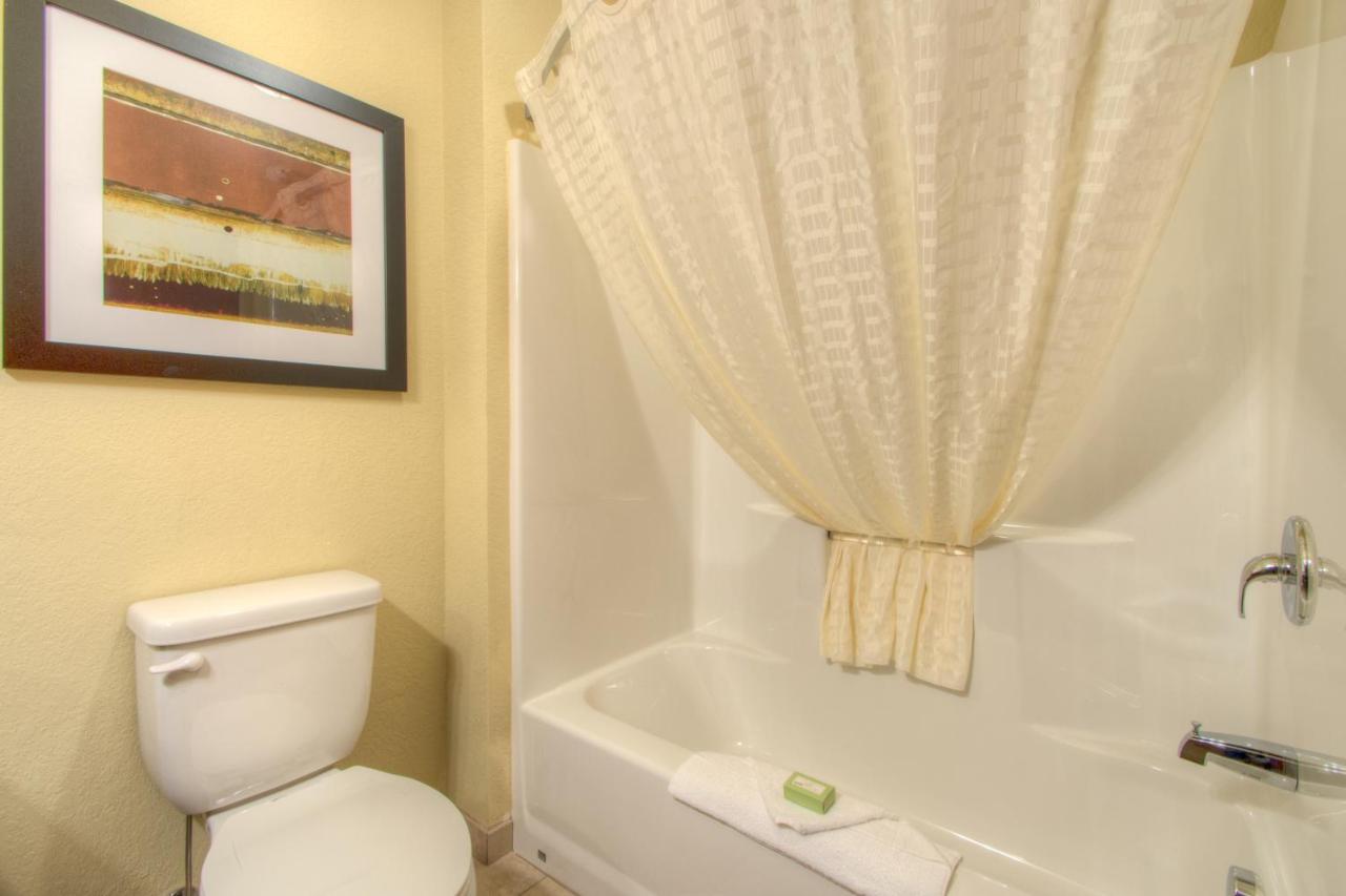King Room at Cobblestone Inn & Suites - Holyoke