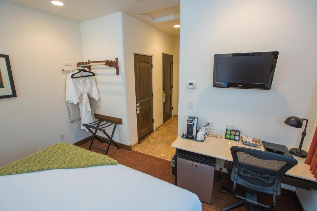 King Room at Columbia Cliff Villas Hotel