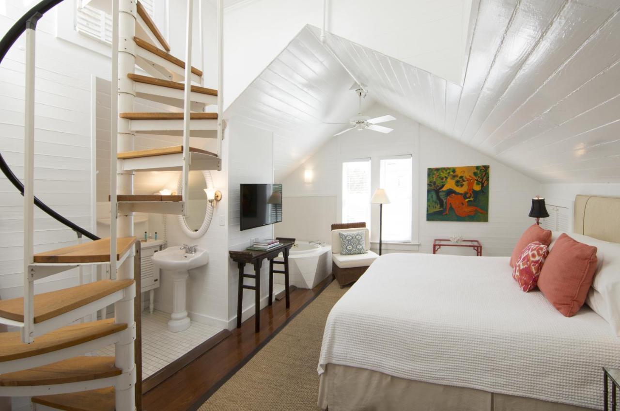 Deluxe Single Room MF at Simonton Court Historic Inn & Cottages