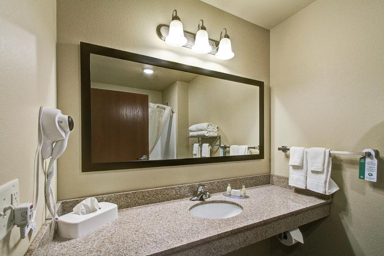 Deluxe King Room at Cobblestone Hotel & Suites – Pulaski/Green Bay