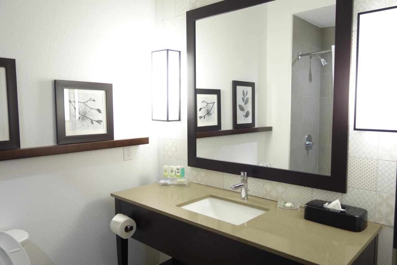 Queen Room with Two Queen Beds and Bath Tub - Disability Access at Garner Hotel Houston Westheimer by IHG