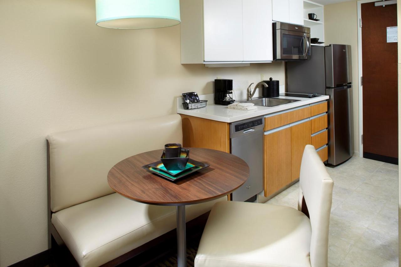 Deluxe Queen Studio - Non-Smoking at Hawthorn Suites by Wyndham Bridgeport/Clarksburg