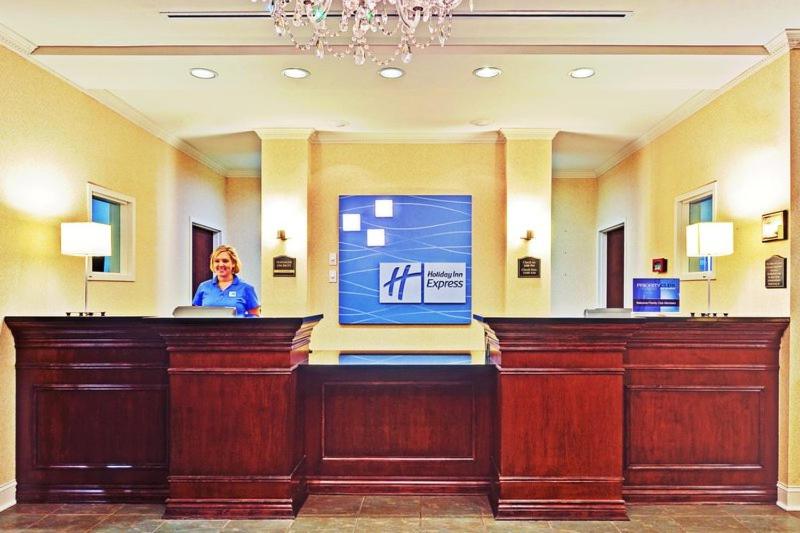 King Suite at Holiday Inn Express Hotel & Suites Dyersburg by IHG