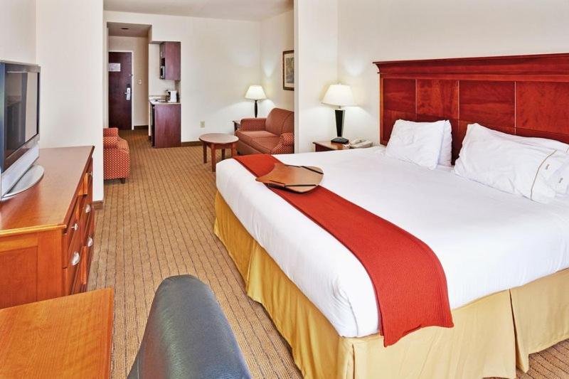 King Suite at Holiday Inn Express Hotel & Suites Dyersburg by IHG