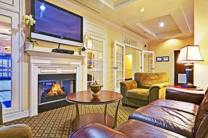 King Suite at Holiday Inn Express Hotel & Suites Dyersburg by IHG